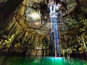 06-descending-into-holtun-cenote-670