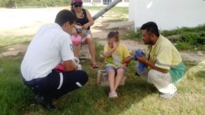 niña derrapada moto