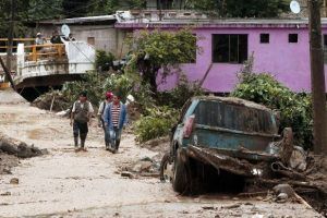 MEX36.HUAUCHINANGO (MÉXICO), 07/08/2016.-Habitantes recorren el lugar afectado hoy, domingo 8 de agosto de 2016, tras un deslave producido por las intensas lluvias propiciadas por la tormenta Earl, en el municipio de Huahuchinango (México). Un total de 28 personas fallecieron en el estado Puebla a consecuencia de las fuertes lluvias que dejaron los remanentes de la tormenta Earl a su paso por esta región del centro del país. Las intensas precipitaciones pluviales provocaron aludes que sepultaron varias viviendas en los municipios de Huauchinango y Tlaola, en una zona serrana y de difícil acceso del estado. EFE/Hugo Ortuño