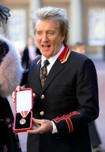 Singer Rod Stewart poses at Buckingham Palace after receiving a knighthood, in London, Britain, October 11, 2016. REUTERS/Gareth Fulller/Pool