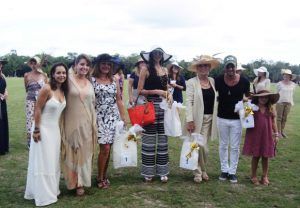 Amy Chávez, resultó ganadora del Concurso de Sombreros Elegantes.