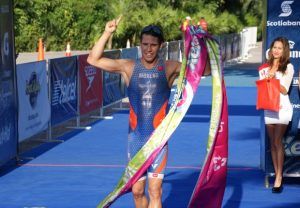 Eduardo Moreno celebró en grande su triunfo en el Triatlón Xel-Há, la última fecha del año del Campeonato Nacional de la especialidad.