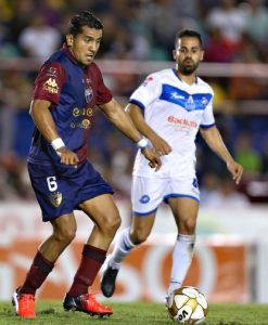 El encuentro se concentró en media cancha y las opciones, para ambos lados, fueron mínimas.