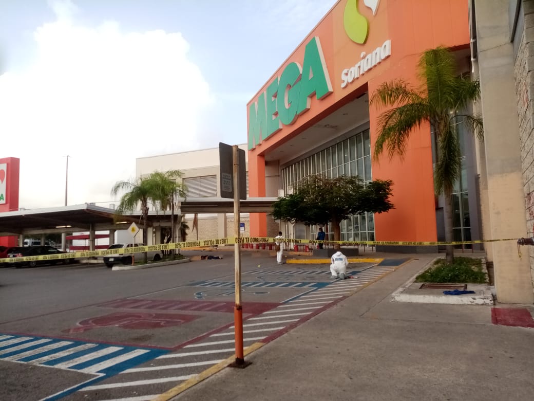 LO MATARON POR LA ESPALDA || Asesinan a balazos a un hombre en la Mega  Soriana de Cancún - La Pancarta de Quintana Roo