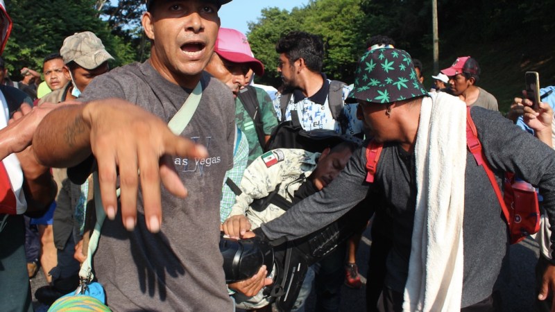 #Video Así ocurrió el enfrentamiento entre migrantes y elementos de la Guardia Nacional. Foto de EFE
