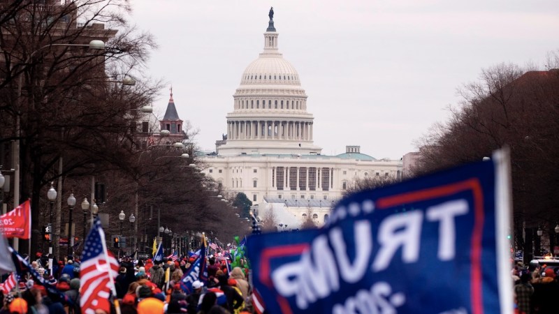 Comienzan a retirar valla del Capitolio a seis meses de su toma. Foto de EFE
