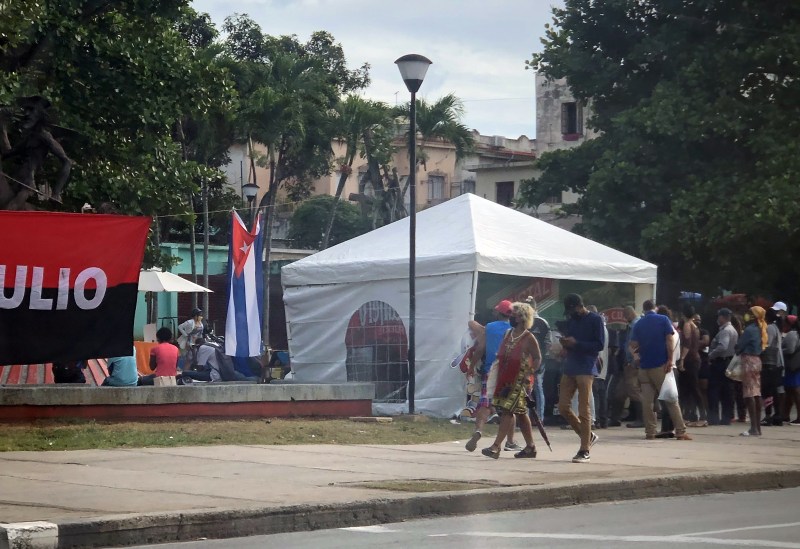 El Gobierno cubano logró este lunes sofocar casi por completo la protesta promovida por la disidencia con un fuerte dispositivo policial en las principales ciudades, mítines de repudio, detenciones de opositores y bloqueos en las casas de activistas y periodistas independientes. Foto de EFE