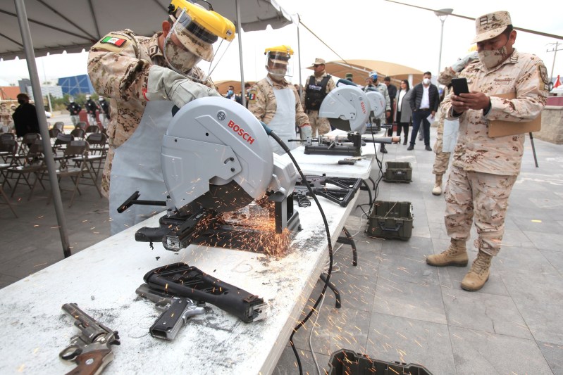 Destrucción de armas en el programa de canje. Foto de EFE