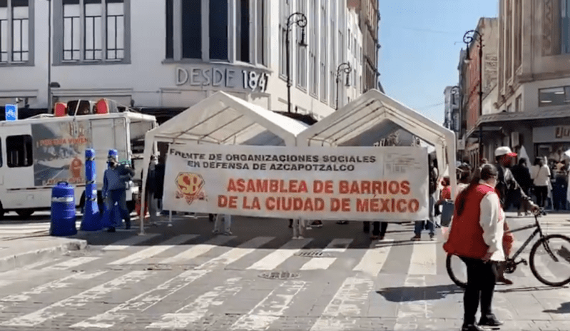 Integrantes de la Asamblea de Barrios se enfrentan con policías en el Centro Histórico. Foto tomada de video