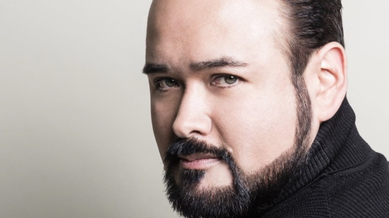 Javier Camarena es galardonado como mejor cantante en 2021. Foto de Twitter @tenorjcamarena