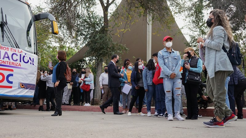 Menores de edad son transportados para ser vacunados contra el COVID-19, en Tijuana. Foto de EFE
