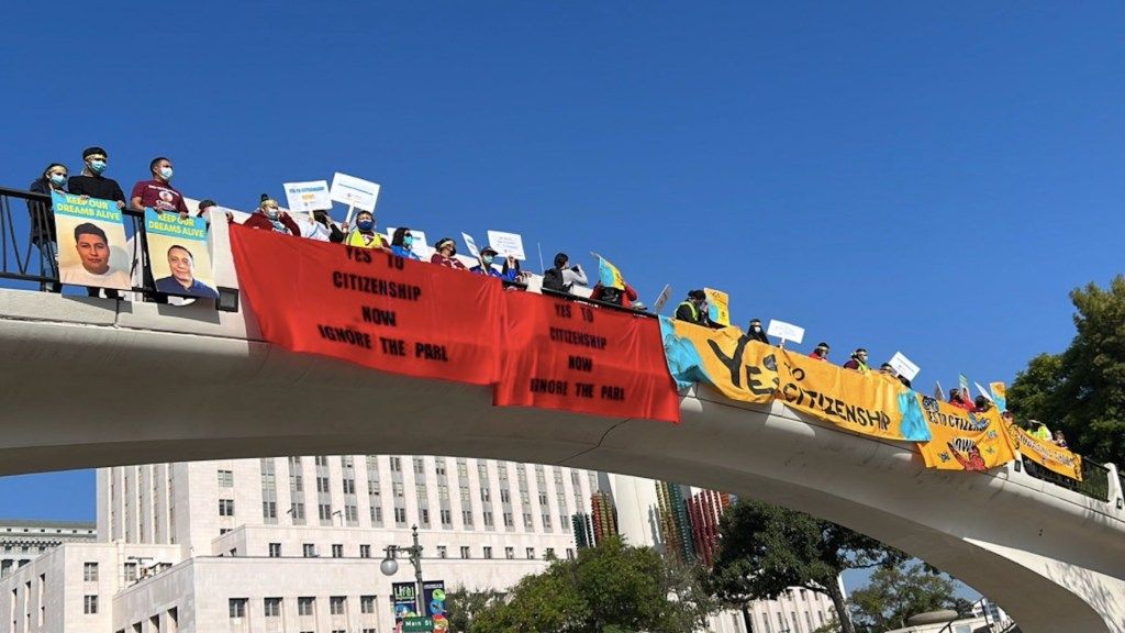 Migrantes piden ciudadanía a demócratas en 11 ciudades de EE.UU.. Foto de CHIRLA