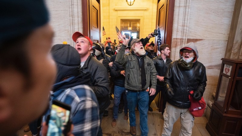 Acusan a policía de obstruir investigación sobre toma del Capitolio. Foto de EFE