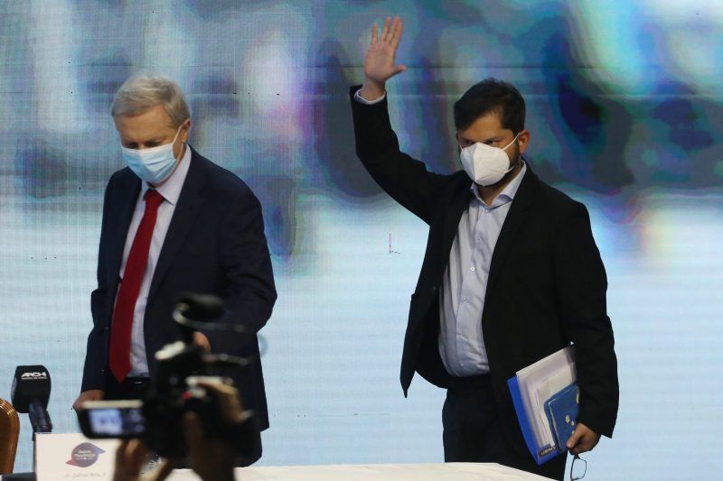 Los candidatos a la presidencia de Chile, José Antonio Kast y Gabriel Boric, en un debate presidencial. Foto de EFE/ Elvis González.