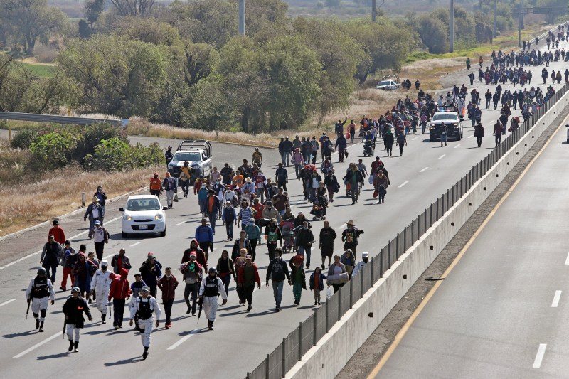 Caravana migrante en su avance hacia la Ciudad de México. Foto de EFE