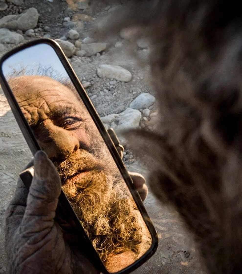 Conoce a Amou Haji, el hombre que lleva más de 60 años sin bañarse