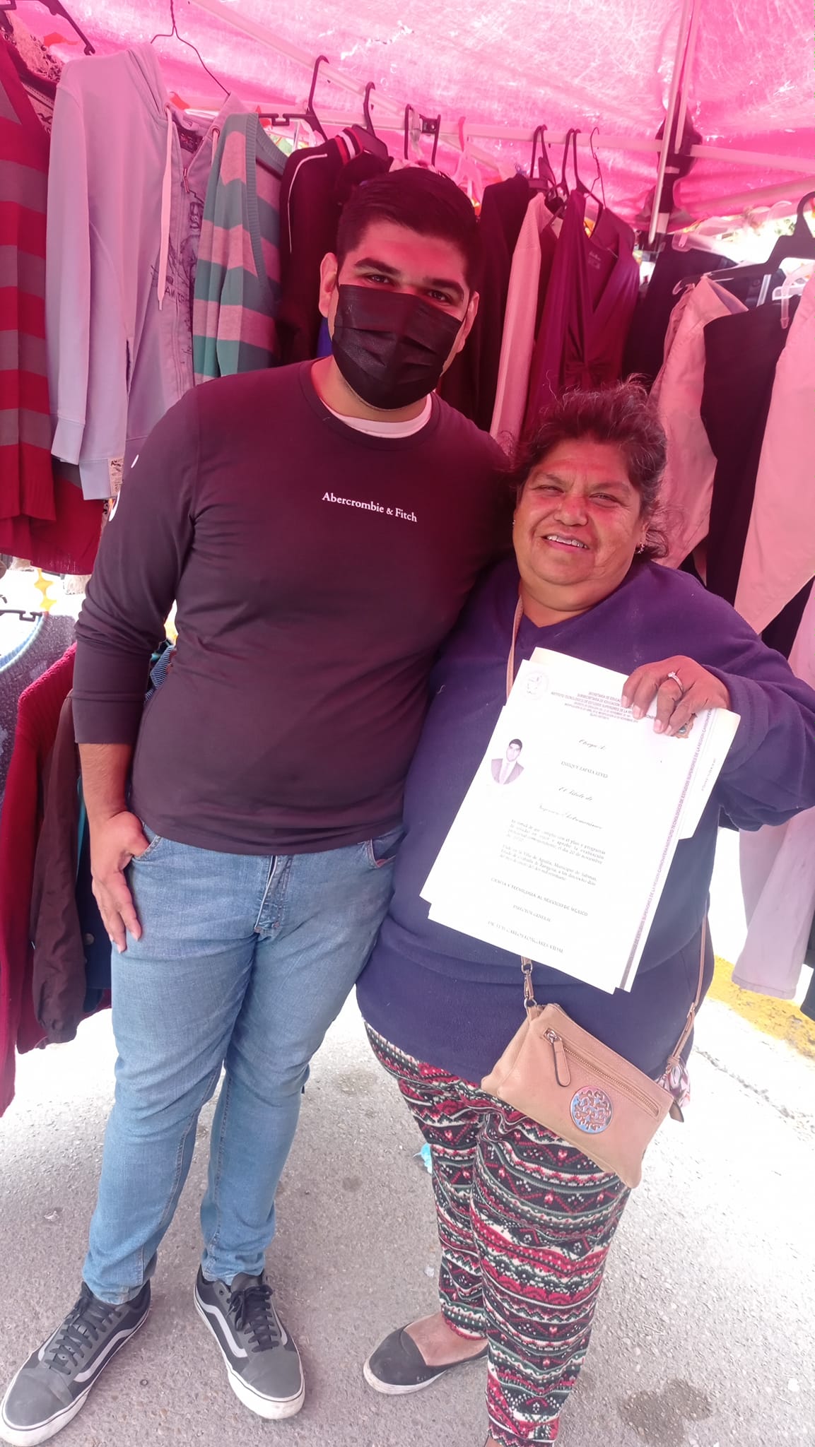 Joven presume que logró titularse gracias al puesto de tianguis de su mamá