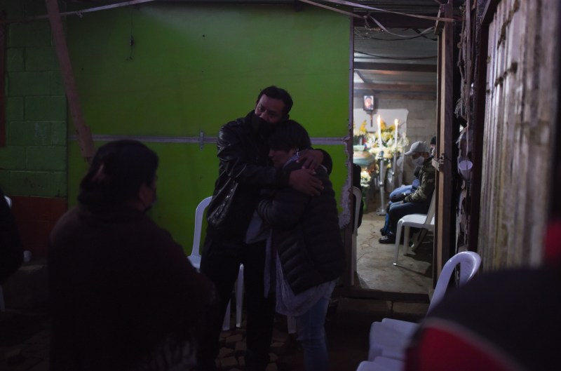 Familiares y amigos asisten al funeral de Daniel Arnulfo Pérez, migrante guatemalteco que murió en un accidente vial en México, hoy, en El Tejar, Chimaltenango. Foto de EFE/ Edwin Bercián.