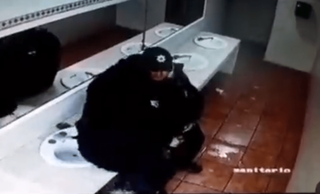 Policías se ponen románticos en un baño y terminan rompiendo el lavabo