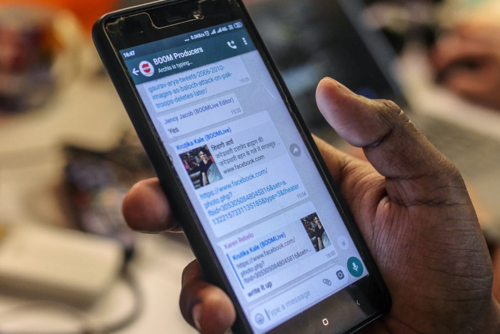 Una mujer le revisó el celular a su esposo y descubrió... ¡que planeaba matarla!