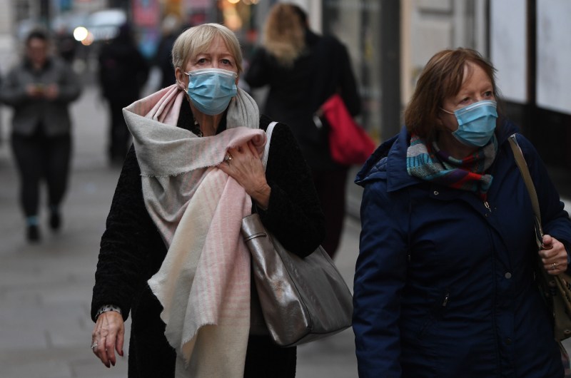 Gente con cubrebocas por las calles de Londres, en una imagen de archivo. Reino Unido apuesta por cubrebocas y más vacunas contra ómicron. Foto de EFE/ EPA/ NEIL HALL.