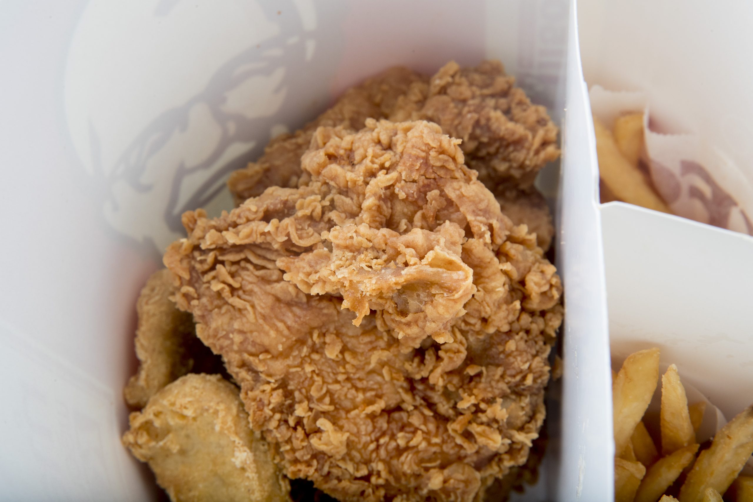 OLV: Mujer pide alitas y le dieron una cabeza de pollo frita