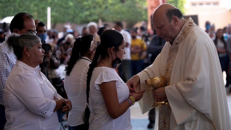 Vista de la visita del nuncio apostólico, Franco Coppola a Aguililla. Foto de EFE