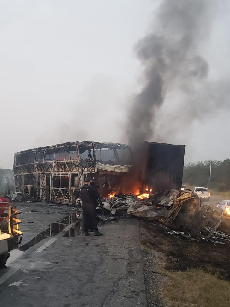 Incendio de unidades. Foto Especial