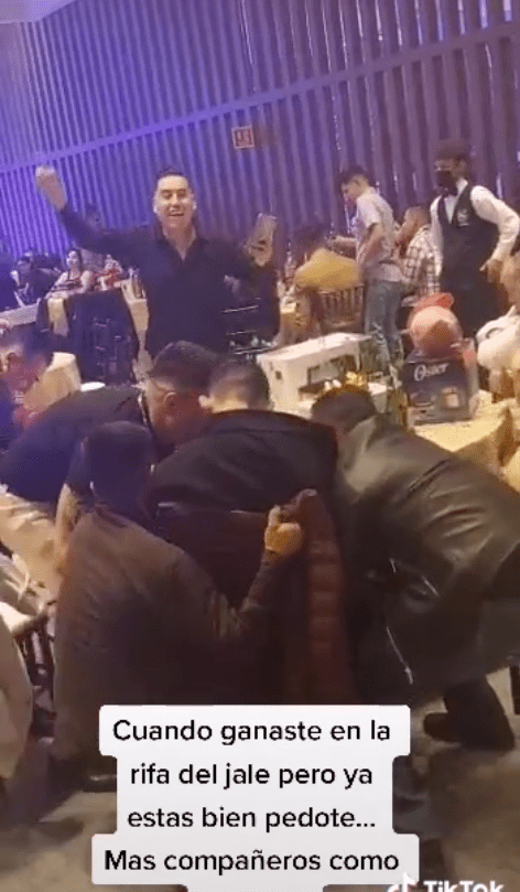 Viva la amistad: Sujeto ebrio se gana la rifa en la posada de su oficina y amigos le ayudan a cobrar el premio 