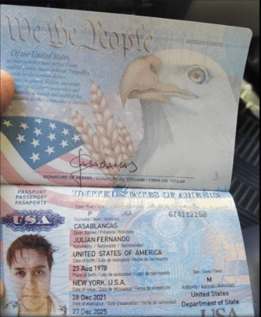 Como cuando encuentras un pasaporte en tu taxi y es de... ¡¿Julian Casablancas?