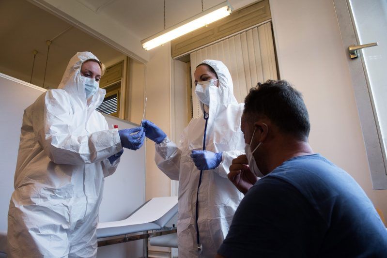 EE.UU. retira dos tratamientos contra COVID-19 por no funcionar ante ómicron. Foto de EFE