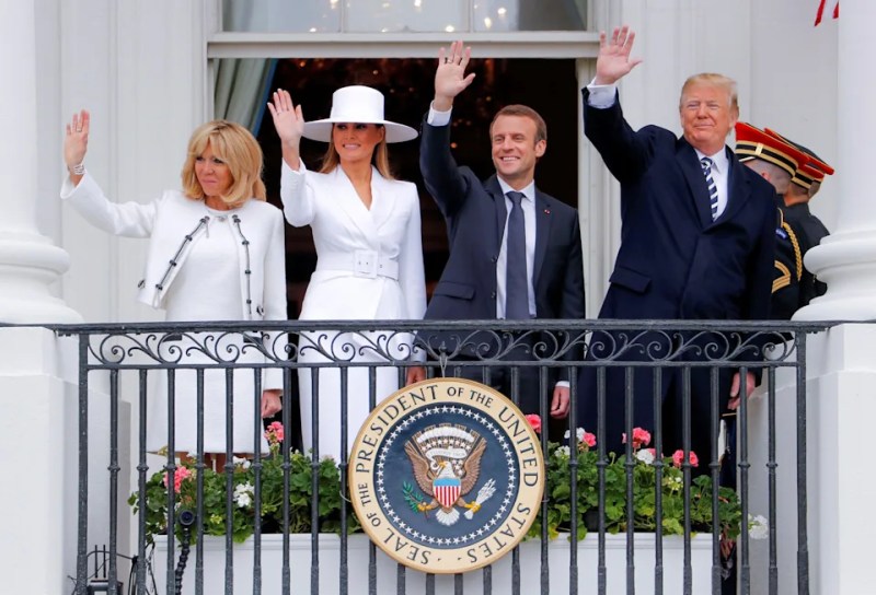 Melania Trump usando el sombrero de la subasta en la Casa Blanca. Foto de EFE Archivo
