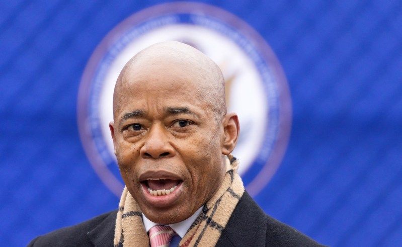 Eric Adams, alcalde de Nueva York. Nueva York da luz verde a norma para que migrantes puedan votar. Foto de EFE / Justin Lane.