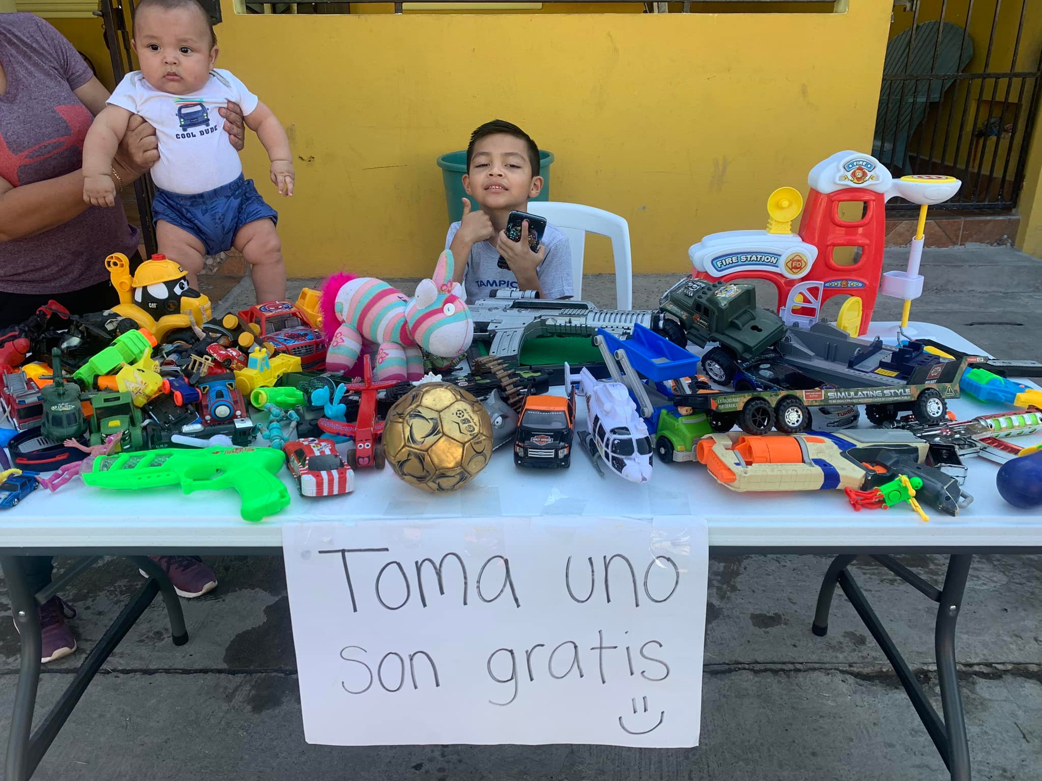 Pequeño rifado: Niño regala sus juguetes a quienes no recibieron nada en  Navidad - La Pancarta de Quintana Roo