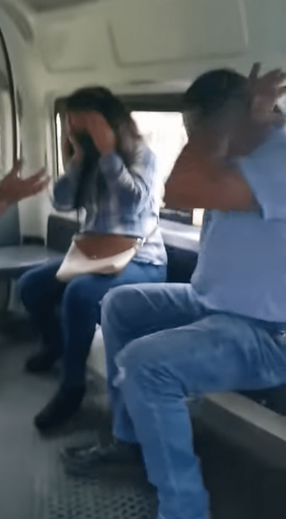 La verdad del video de la mujer que subió a una combi con su amante y la cachó el esposo