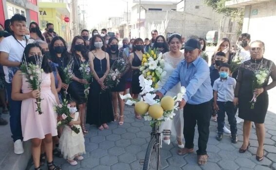 Papá adorna bicicleta con flores para llevar a su hija hasta su boda