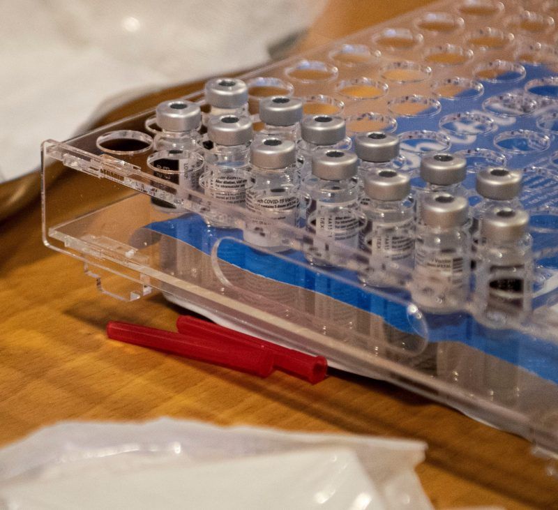 Vacunas de refuerzo evitan en un 80 por ciento que ómicron provoque casos graves. Foto de EFE