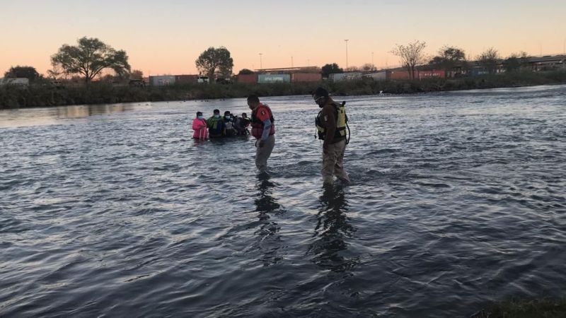 Rescata Grupo Beta Piedras Negras a dos mujeres adultas y cuatro infantes a mitad del Río Bravo. Foto: Inami.
