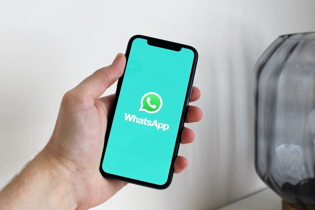 WhatsApp pronto permitirá transferir chats de Android a iOS, según WABetaInfo: por fin será posible migrar conversaciones al iPhone 
