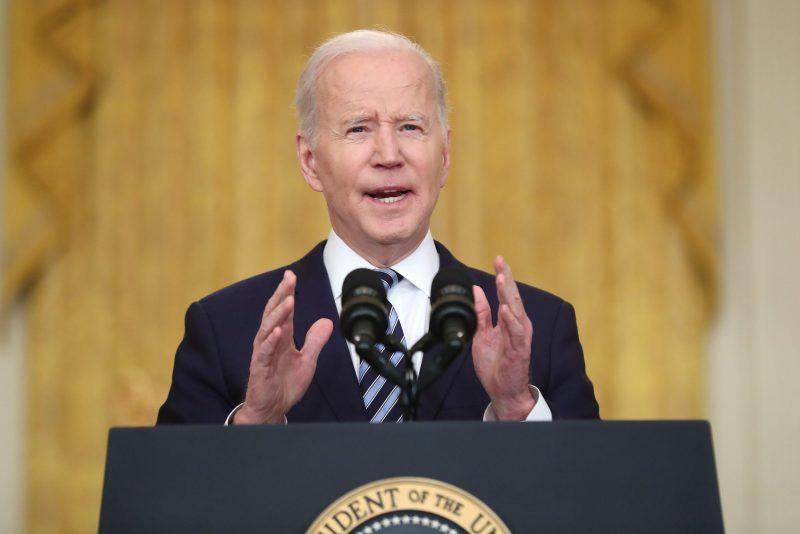 El presidente de Estados Unidos, Joe Biden, habla en conferencia de prensa en la Casa Blanca en Washington. Autorizó nuevas sanciones contra cuatro grandes bancos rusos. Foto de EFE/ EPA/ Michael Reynolds.