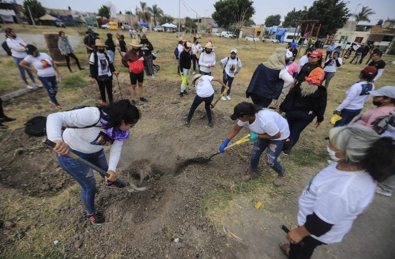 Familiares de desaparecidos localizan restos humanos en parque de Jalisco. Foto de EFE