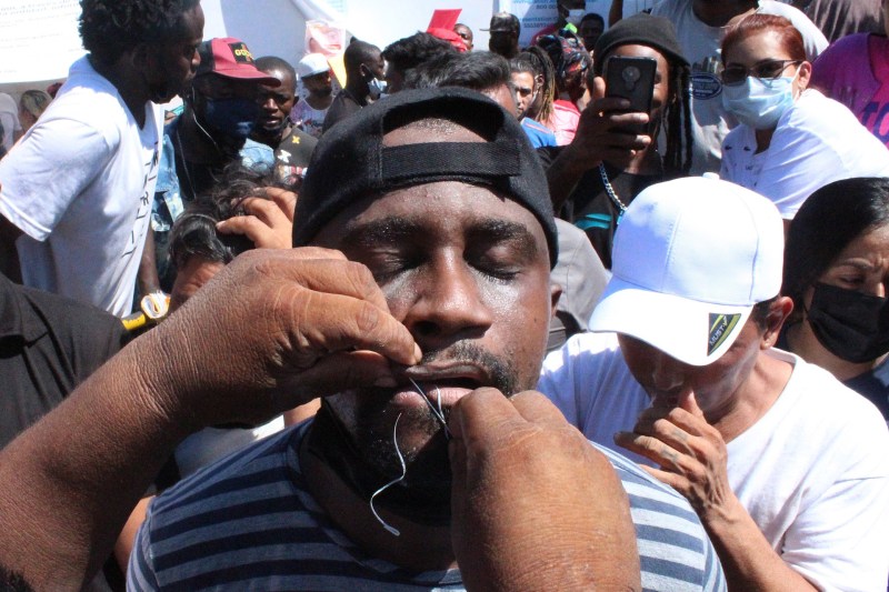 México reprueba que migrantes se autolesionen para presionar emisión de visas