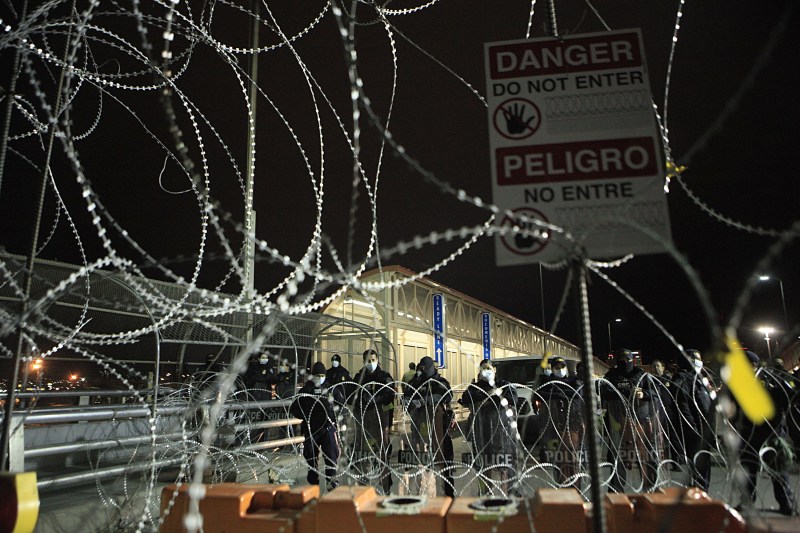 Desconcierto en la frontera en el primer día de reanudación de 'Quédate en México'. Foto de EFE