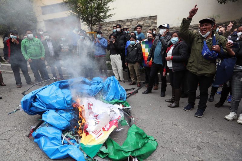 La situación de Áñez provoca insultos y huevazos entre críticos y seguidores. Foto de EFE