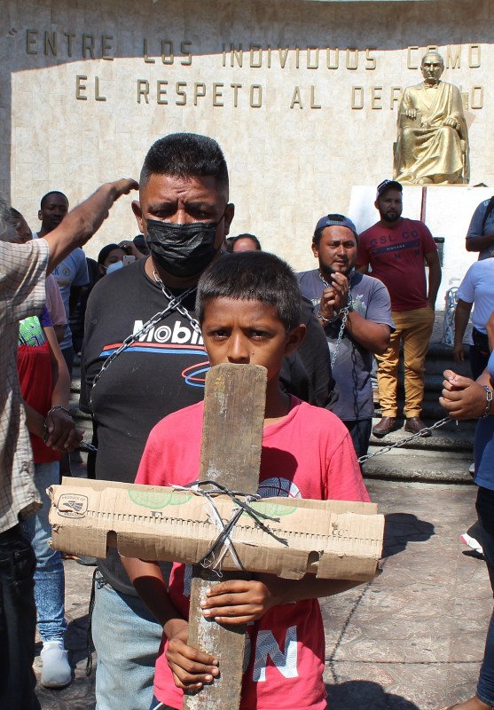 Parte del viacrucis organizado por migrantes en Tapachula. Foto de EFE