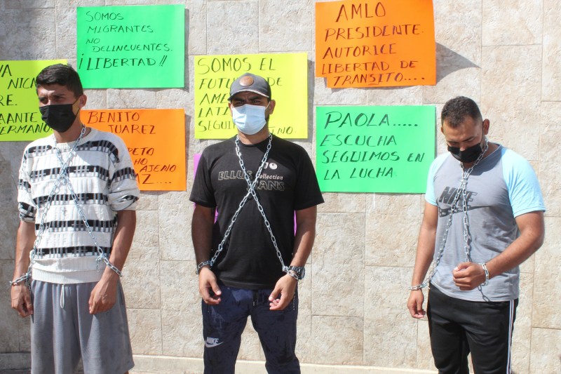 Migrantes se encadenan para presionar la entrega de papeles en el sureste de México