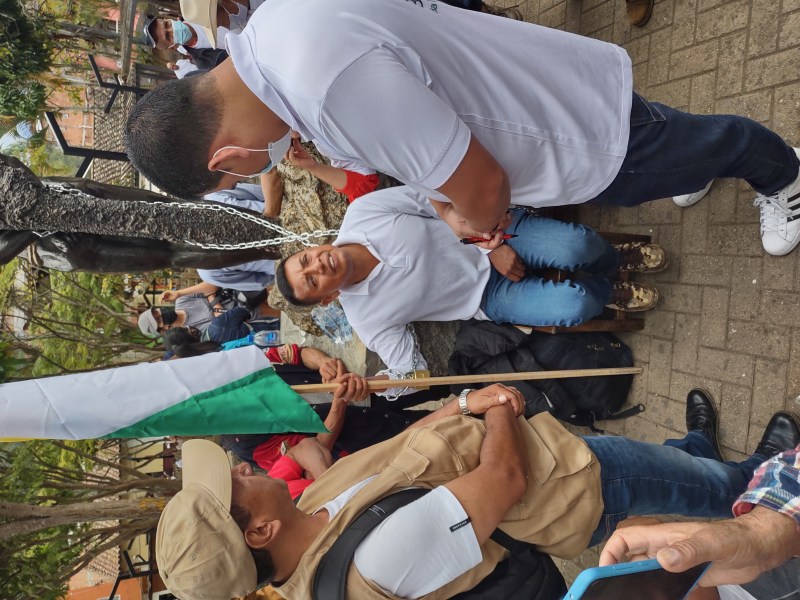 manifestante encadenado al monumento representativo de la llegada de la minería a Buriticá