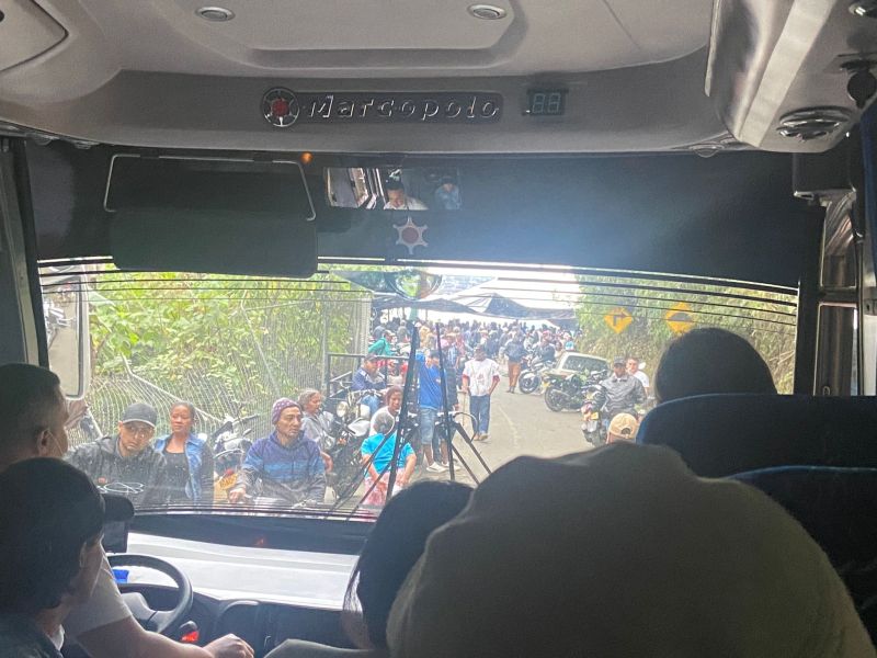 Un grupo de manifestantes bloqueando la principal vía de salida de Buriticá
