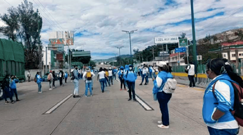 Normalistas bloquean Autopista del Sol en Chilpancingo. Foto de A News Acapulco