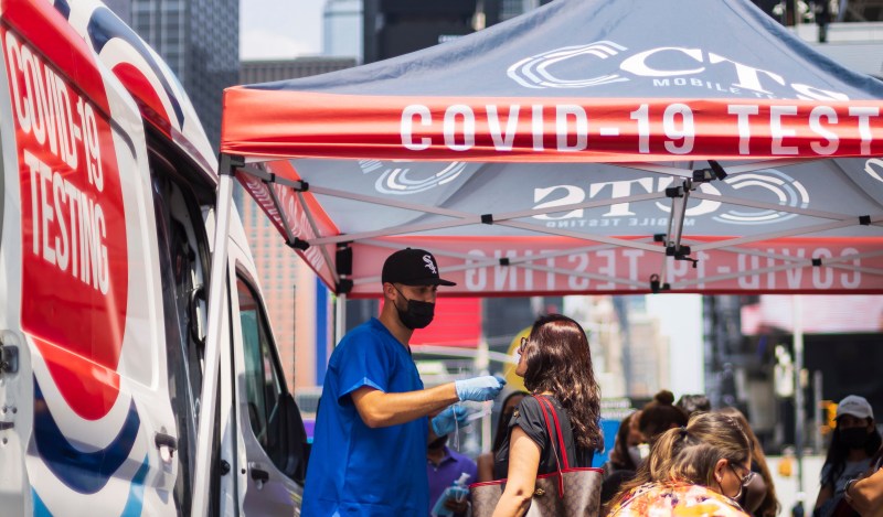 Mujer se somete a una prueba para detectar COVID-19 en Nueva York. Foto de EFE/ Justin Lane.